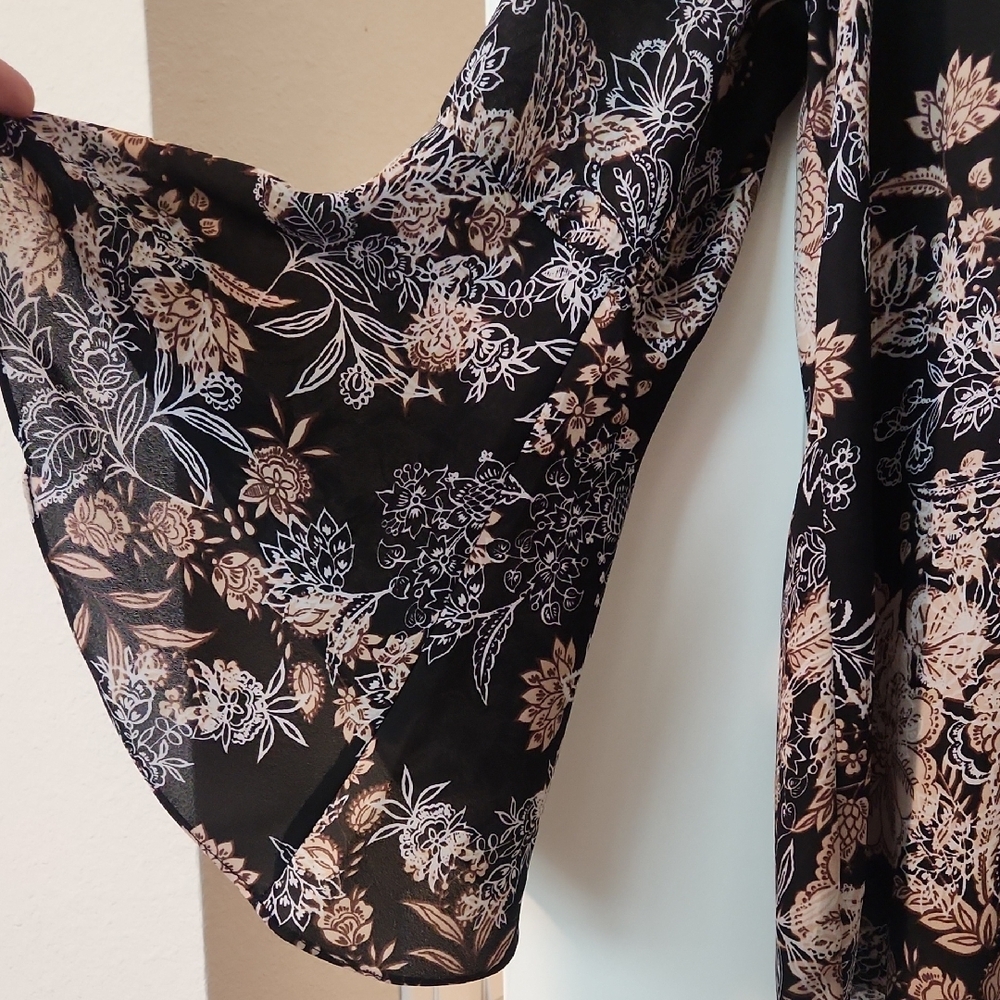 Chic Floral Women's Blouse in Black and Cream With Bell Sleeves Size Large - Picture 2 of 6